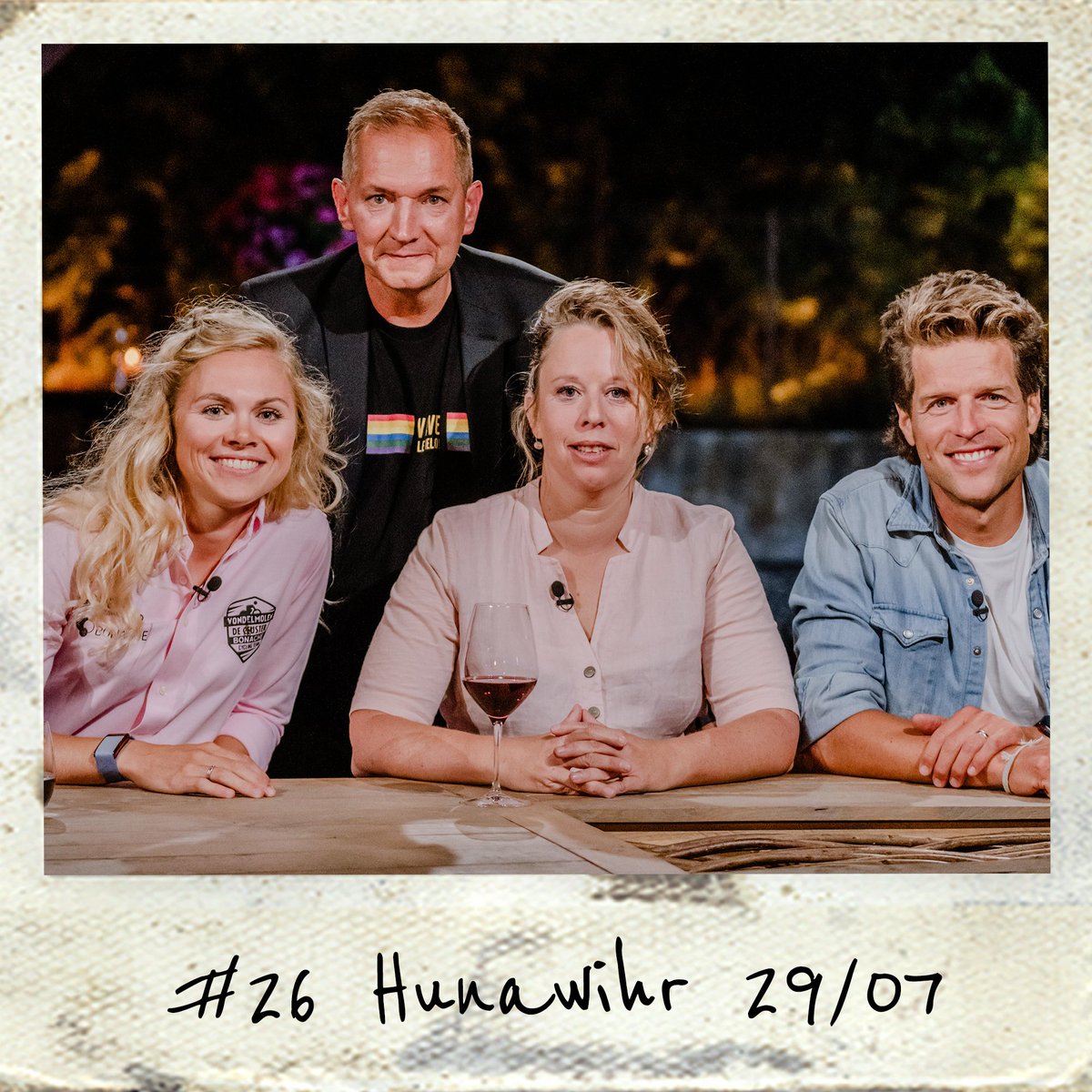 Twee dames vol enthousiasme en de laatste keer <a href="/BertDeBacker/">Bert De Backer</a>. Bedankt voor het kijken en tot morgen! 💛 #ViveleVélo