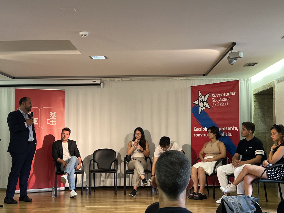 Bernardo_FerPi's tweet photo. Hoxe participei no acto de presentación das @XSGalicia na miña vila e viñéronseme á cabeza as lembrazas de cando comecei a miña andaina política nas XSG-Pontedeume. 
Deséxovos á nova Executiva moitos éxitos, sabendo que estarei ao voso carón para axudarvos no que precisedes. https://t.co/c3uCtTwHpR
