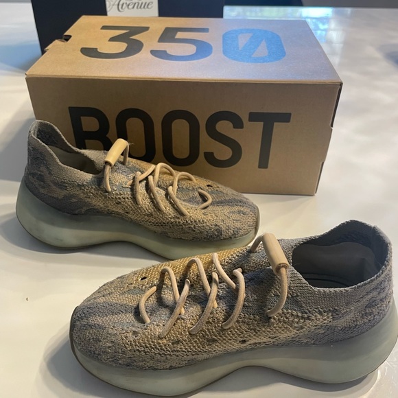 CravenDynasty's tweet photo. So good I had to share! Check out all the items I'm loving on @Poshmarkapp #poshmark #fashion #style #shopmycloset #yeezy #lularoe #goldengoose: https://t.co/uSItv0ihxm https://t.co/yYD8BzNRX4