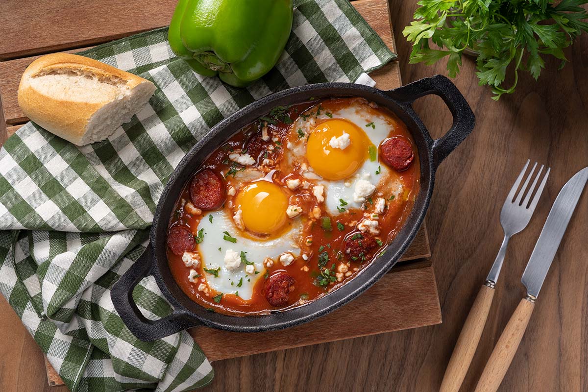 No te compliques y aprende a cocinar estos ricos huevos a la cazuela con chorizo y tomates molidos, ¡se convertirán en tus nuevos favoritos!
Encuentra la receta 👉 bit.ly/3zipT4X