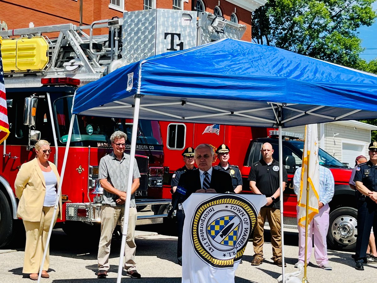 SenJackReed's tweet image. Great to be w/ @kateplanning @WarrenFireRI &amp;amp; amazing volunteer firefighters &amp;amp; 1st responders to celebrate new $2M grant to help #WarrenRI build a new fire &amp;amp; rescue station. This federal $$$ will enhance public safety &amp;amp; keep the town’s 1st responders efficient &amp;amp; service ready.