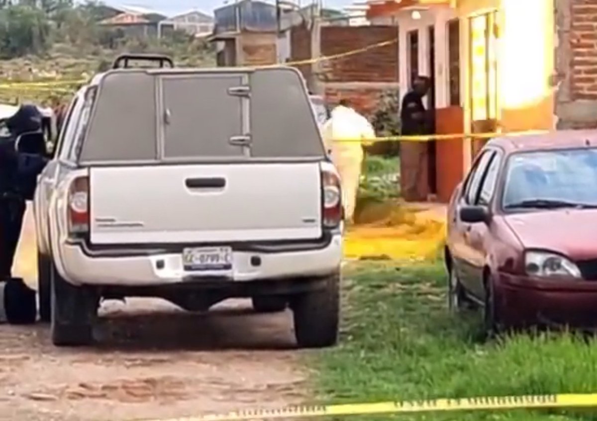 info7mty's tweet photo. ⚠ADVERTENCIA: IMÁGENES FUERTES ⚠
Captan el momento en que explotó una bomba cuando policías investigaban el hallazgo de un cuerpo desmembrado en un domicilio de Irapuato, Guanajuato.  #VIDEO ▶️  https://t.co/pdR5M2RFVU

#INFO7 #INFO7Nacional #Guanajuato #explosión #bomba https://t.co/7FddYcq4dj