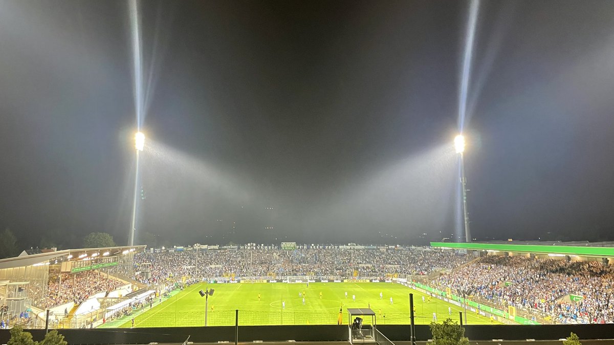 GrummelGru's tweet photo. Logenplatz. | #M60BVB #dfbpokal #grünwalderstadion #fubbes #calcio #football #fussball #stadionerotiker #HGK #giasing #stadionliebe #futbol #futebol #stadion #stadiums #stadien #giesing #groundhopping #groundhopper #fußball #groundhoppen #pokal #minga #münchen #munich https://t.co/1349sMfM2w