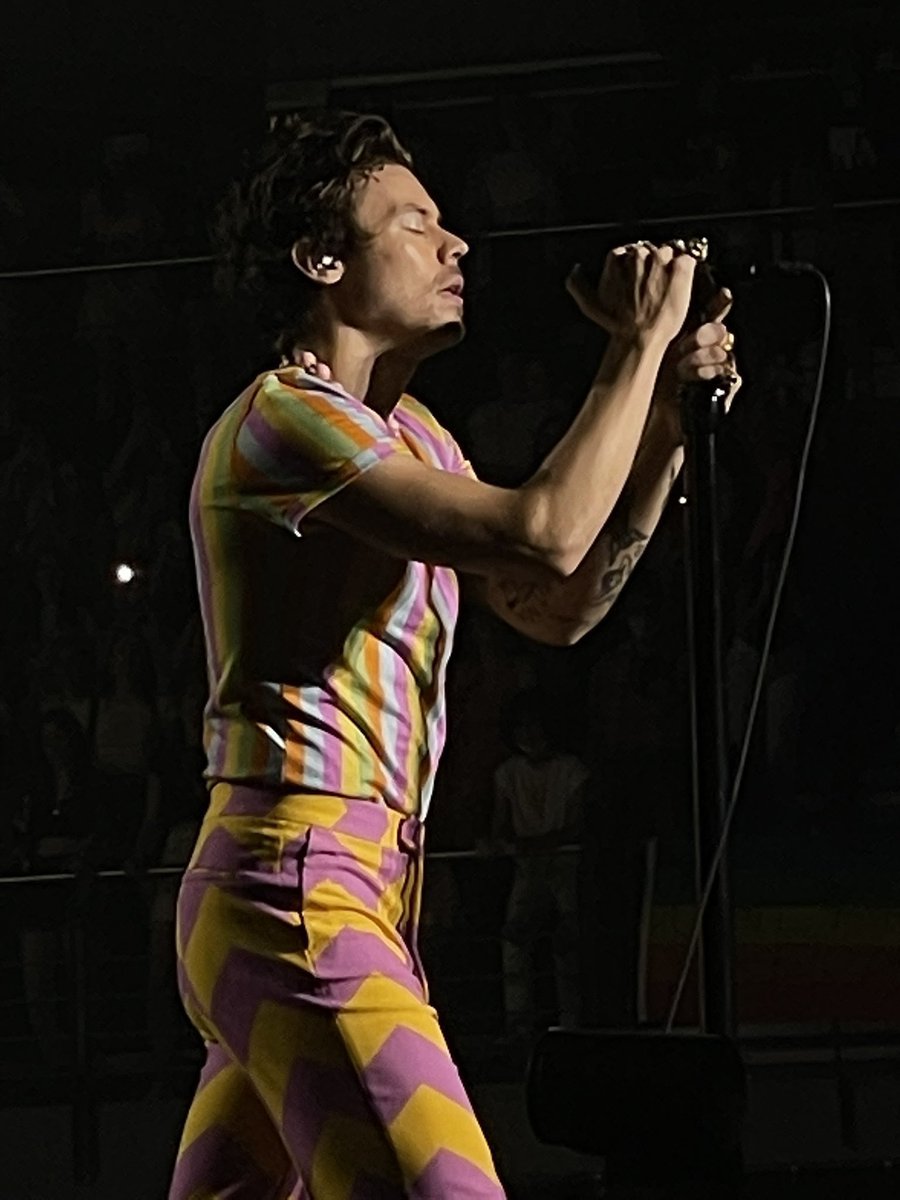 hsdtogethertour's tweet photo. Harry on stage at Wizink Center in Madrid, Spain - July 29 (via @BurntCitrus) https://t.co/EIN5w46HZ6