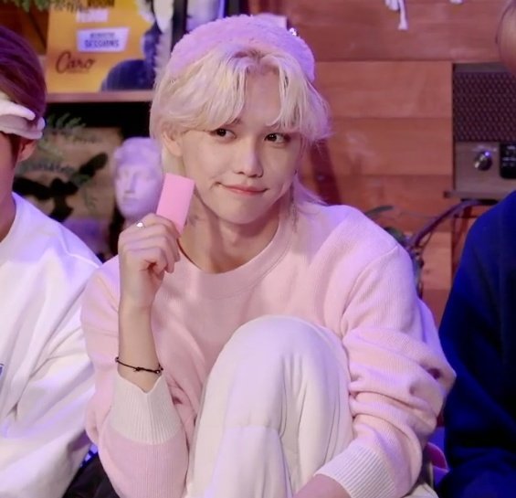 dedicabotss's tweet photo. ⠀°• ¡beep beep! 📬❣️

Hey, @skz8_leeknow ¡te ha llegado un mensajito de parte de anónimo! 

› "Hola cariño, ¿Cómo estás? Espero que te estés cuidando bien y que tu encías hayan sanado, recuerda dormir adecuadamente
Quiero decirte que eres muy fuerte, también que me gustas, (+) https://t.co/JDVB0dVbU7