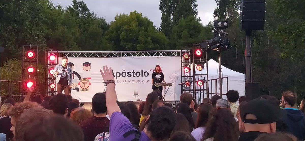 Estar rodeada de juventú vendo concertos de músicos galegos cantando en galego, acompañada de <a href="/varelamiguelou/">Miguel Varela</a> SEMPRE é ben :)