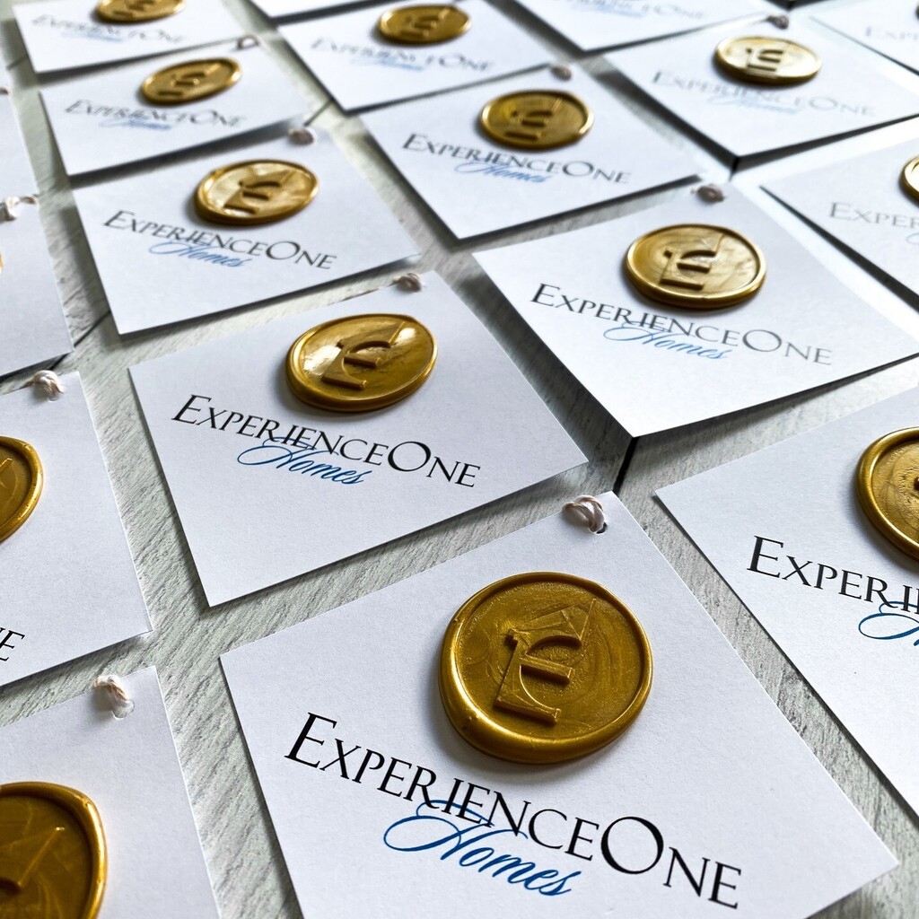 MementoAndMuse's tweet photo. Forever crushing on custom wax seals. 😍 These closing gifts for Experience One Homes say “Congratulations!” in the most memorable way. 

#BusinessGiftin… https://t.co/C24tJvP4TP https://t.co/0OmoxkY7Kt