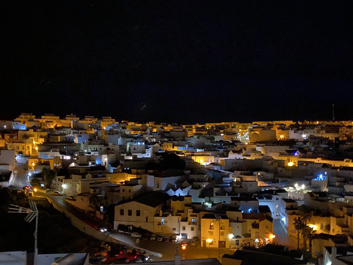 Esa maravilla andaluza llamada Vejer…buena noche para otear los cielos. 👍