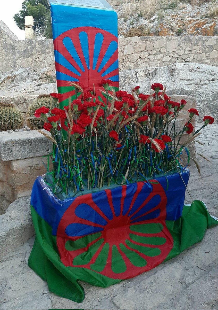 OchandoCano's tweet photo. Ofrenda de espigas de trigo y claveles en homenaje a los represaliados en la #GranRedada @fagacomval https://t.co/TeXemHNQ5d