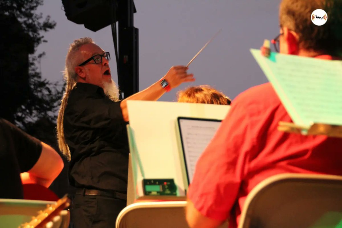 radiolaveutv's tweet photo. Actuació de la Banda de l'Agrupació Musical del Maresme juntament amb les veus de María José Fernández, Christian Penalba i Jonatan Penalba, l'acordió, el llaüt i la dolçaina d'Hèctor Peropadre, i la guitarra de Pere Ródenas

📷 @judithvisuals

#santes #santes2022 #santesmataro https://t.co/0gGTDyAHGT