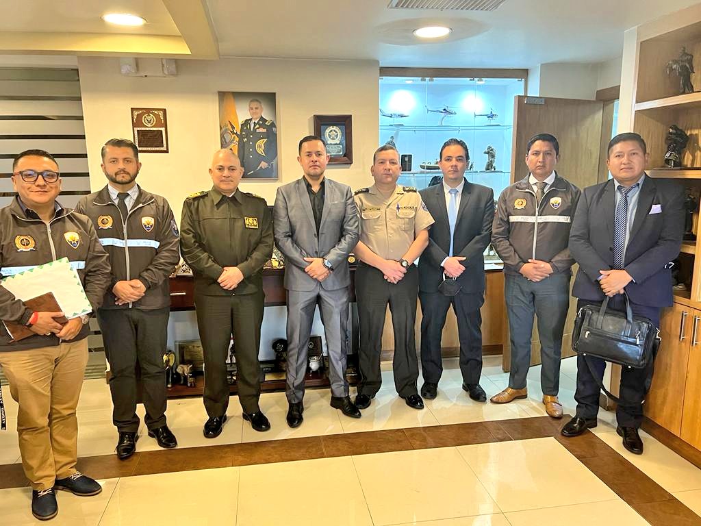 Ante la nulidad declarada por la <a href="/CorteNacional/">Corte Nacional de Justicia</a> en el caso #SgosDavidVelasteguí, el #MandoInstitucional ratifica su compromiso y respaldo a todos los policías a través del Departamento de #DefensaInstitucional. 

Junto a <a href="/FerFloresE/">Fernando Flores E.</a> ratificaremos la inocencia de nuestro compañero