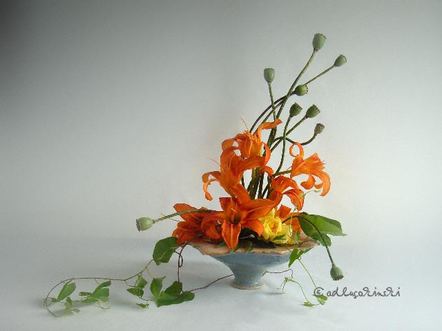 kulturtipp's tweet photo. #Blumengestecke erfreuen das Herz! So kitschig wie es klingt - so wahr ist es. Blumen transportieren #Emotionen. Dieses Blumengesteck zeigt mit Taglilien, Mohnkapseln und #Ackerwinde die #Schönheit des Vergänglichen. Verblüht ist der rote #Mohn.
https://t.co/c1A4nFOQwN https://t.co/tiikYR3W10
