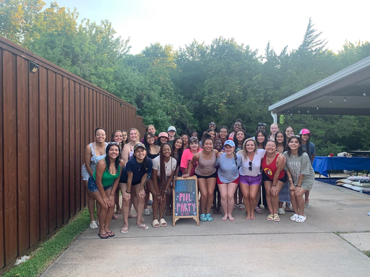 LC_Sweethearts's tweet photo. Pool party!!! What a fun way to start the year! 🌴💛 https://t.co/RIVGfn0aUP