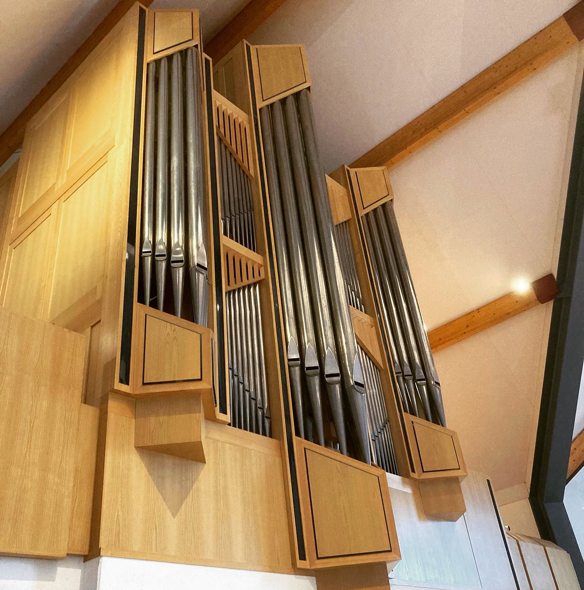 Zaterdagavond 30 juli, welkom op ‘ons’  prachtige Steendam- orgel in de Eben-Haëzerkerk te Apeldoorn. 20:00 uur welkom met een heerlijk afwisselend programma van het laatste zomer-orgelconcert.