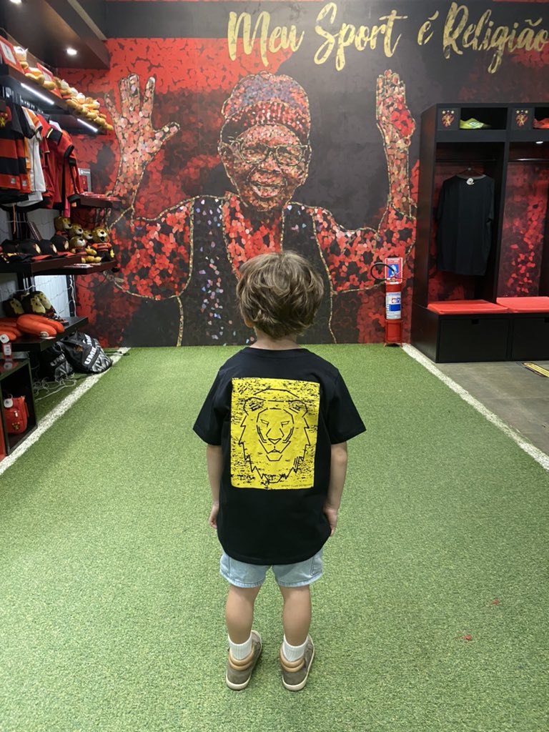 baguapeixoto's tweet image. “Pai! Quem é ela? 
- Ela é ídola da gente igual a Magrão, Leonardo e Durval! 
- Ela era gorera pai?
- não, ela é Dona Maria, a maior torcedora do leão filho, é pq no Sport a gente tem uns ídolos que nunca jogaram bola filhão. Coisa de time gigante.