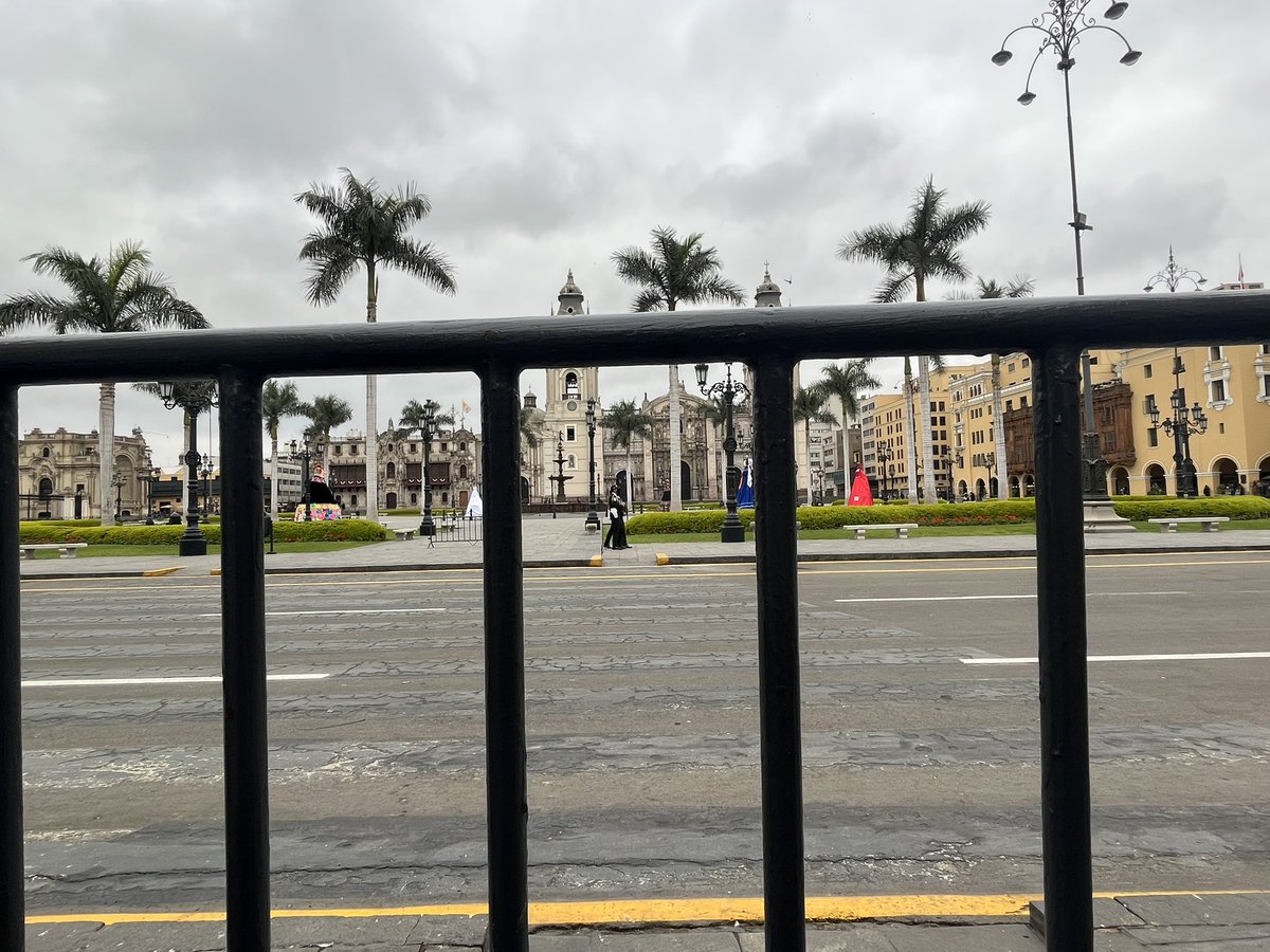 Un 29 donde es día no laborable en algunos trabajos y una gran oportunidad de pasear con la familia… se restringe el acceso a la plaza de armas… Gracias autoridades 👍🏼 @MuniLima