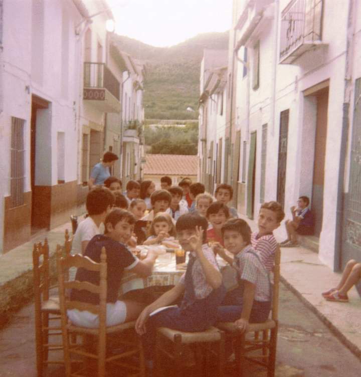 rafaelelpipo's tweet photo. Cortar la calle en un cumpleaños para comerte un chocolate de una abuela y un bizcocho de la otra...
Yo era el único? https://t.co/jEfUnRe5le