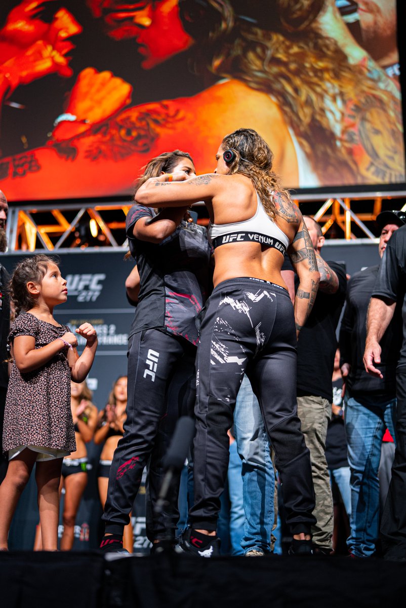 Looks like the champ had some back up ready during that face off ❤️

[ #UFC277 | Tomorrow | Live on ESPN+ PPV: ufc.ac/3S1iC23 ]