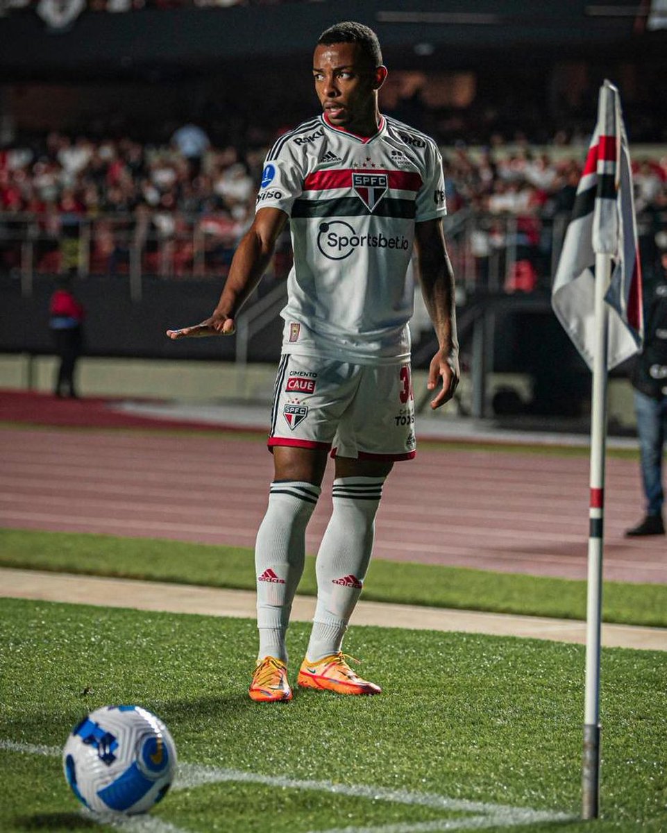 anota_tricolor's tweet photo. 📋| Anota aí, Tricolor x @SpyFutbol - Análise Tática • WELINGTON;

> O lateral formado em Cotia vem mostrando uma clara curva de crescimento nos últimos jogos e demonstrando sua real importância em uma função escassa em solo brasileiro.

Segue. 🧶 https://t.co/agD18hpWTg
