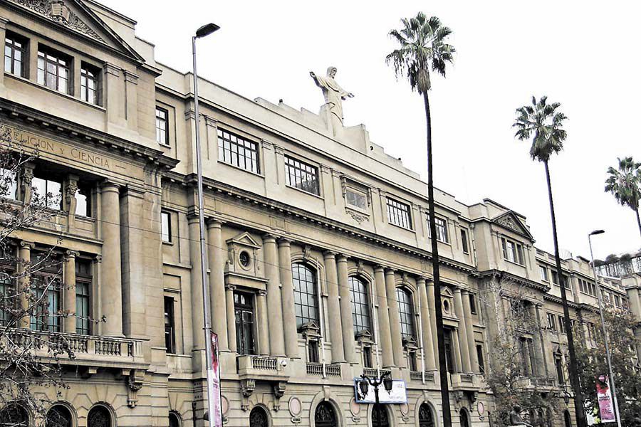 “No podemos respaldar una propuesta que socava principios elementales de justicia”: Los reparos de Derecho UC al proyecto de nueva Constitución bit.ly/3BnWtoB