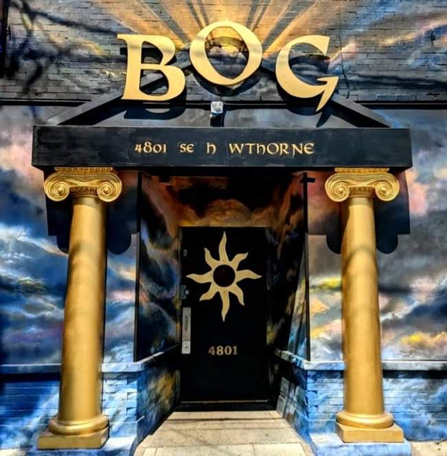 Things are coming together out front!  Thanks so much to our rad artist Mad Mike and his gang for styling us up over here!  Stop by and see us this weekend... we're air conditioned and ionized for your safety and pleasure! 🎨🍺 #portland #oregon #pdx #local #ripcity #rctid