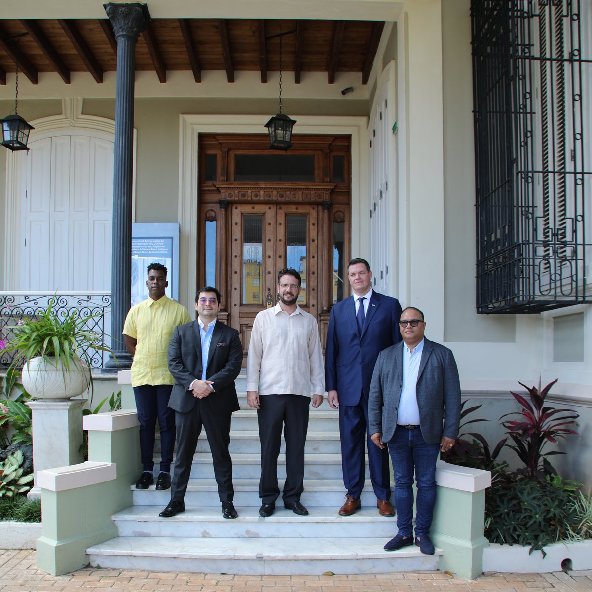 Recibe el #CentroFidelCastroRuz al presidente del Comité Olímpico de la República del Perú, Renzo Manyari. #FidelVive <a href="/InderCuba/">INDER</a>