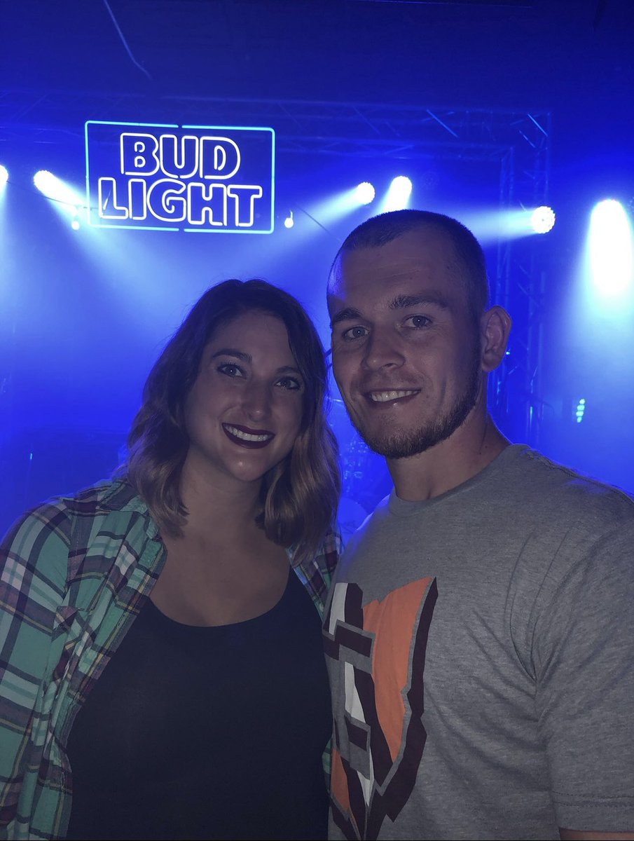 sbaker_63's tweet photo. Last dive bar tour my wife let me go 2 days before our 1st son was born &amp; I had 0 Busch lights. I need to change that!! Cmon @BuschBeer @HardyMusic  @threesabovehigh!?! @budlight https://t.co/V3mc1orWzp