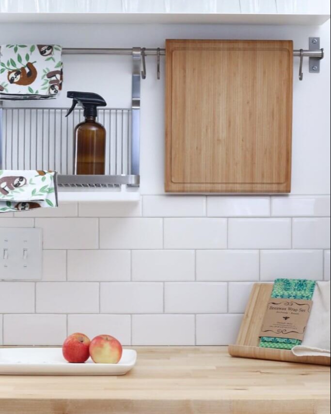 willowsagemag's tweet photo. There is one all-natural cleaning supply that seems to have the power to do it all: baking soda. It can cut through grease and grime, remove stains &amp; even deodorize the fridge and trash can! Here are 10 ways to naturally clean your home with baking soda: https://t.co/YX7pElPrSt https://t.co/QHvoophYYV