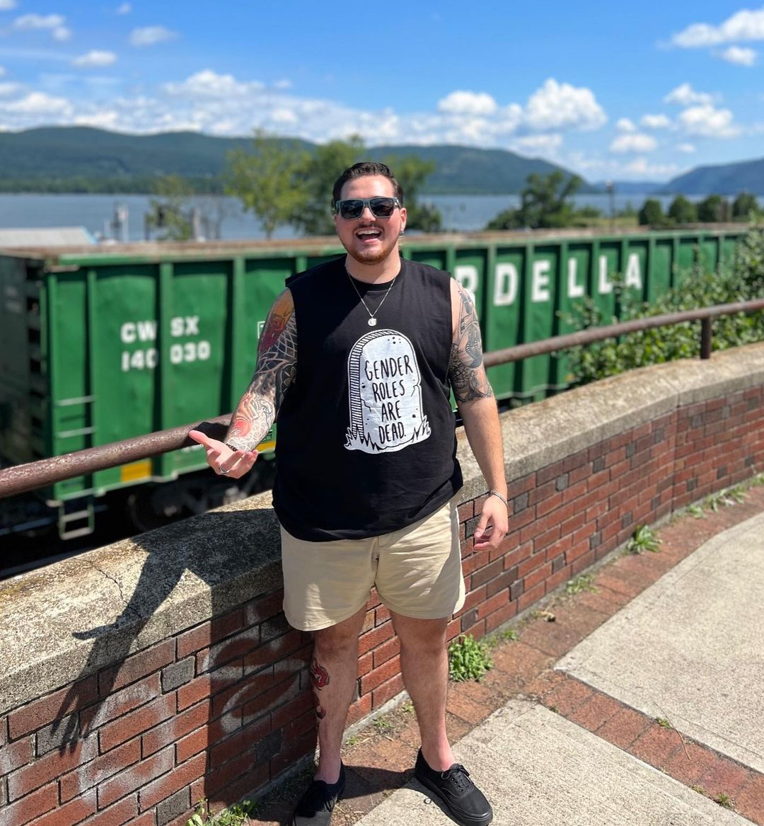 We'll pass on the gender roles, thanks 🪦

@landonmcnee looking cute as heck in our tombstone cutoff!

#GenderRolesAreDead #lgbt #lgbtqia #queerbusiness #transowned #lesbianowned #flavntstreetwear #flavntyourself
