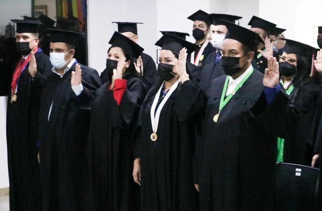 Con mucho orgullo hoy estuve celebrando en conjunto a 55 compañeros este crecimiento constante en el area ambiental, con la culminación del Doctorado en Ecología del Desarrollo humano desde la Universidad Popular del Ambiente "Fruto Vivas". <a href="/NicolasMaduro/">Nicolás Maduro</a> <a href="/delcyrodriguezv/">Delcy Rodríguez</a>