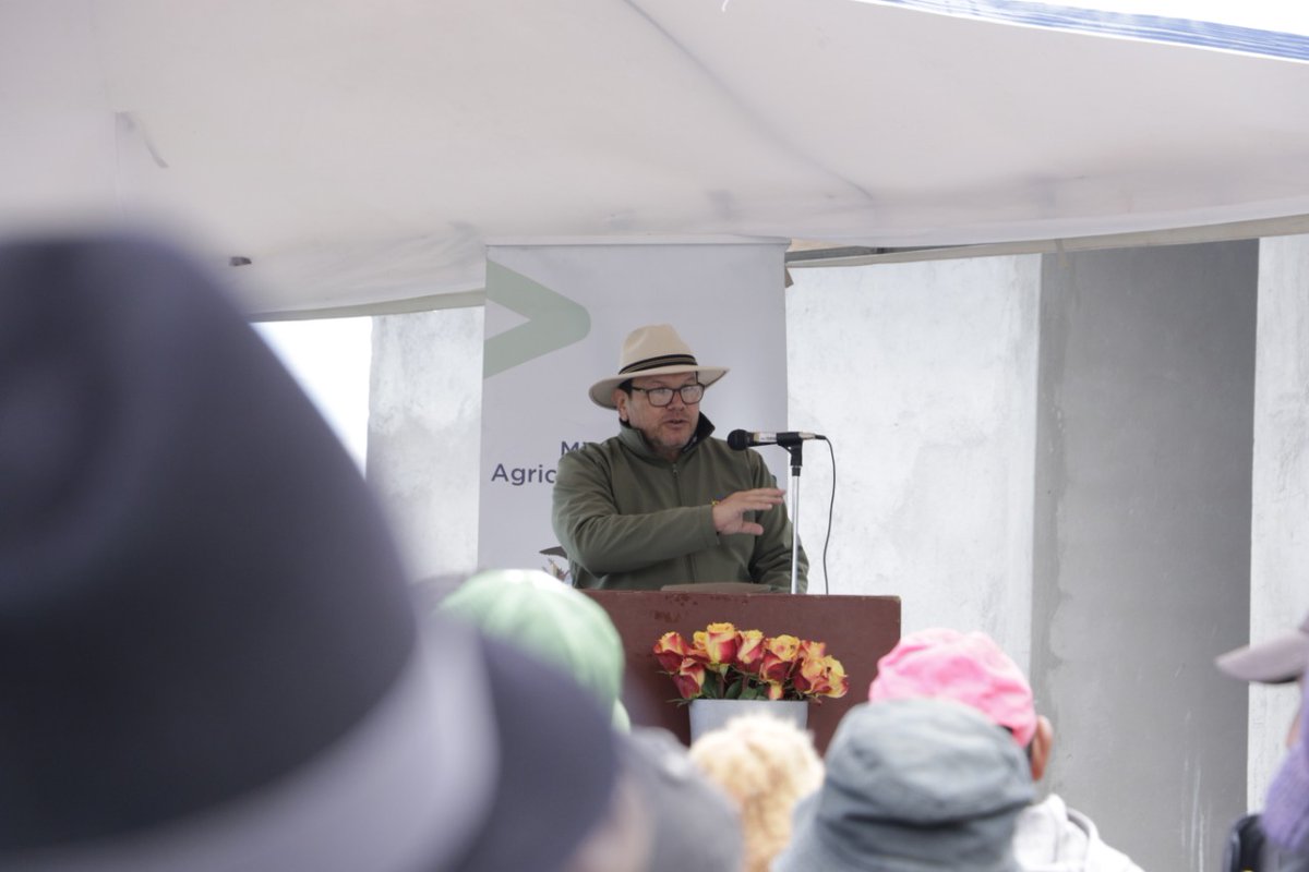 AgriculturaEc's tweet photo. El ministro Bernardo Manzano visitó el sector Pilacumbi, (Cotopaxi). Junto a 300 pequeños agricultores y ganaderos de la provincia socializó los objetivos de desarrollo rural que impulsa el MAG. https://t.co/XogesN8Ikf