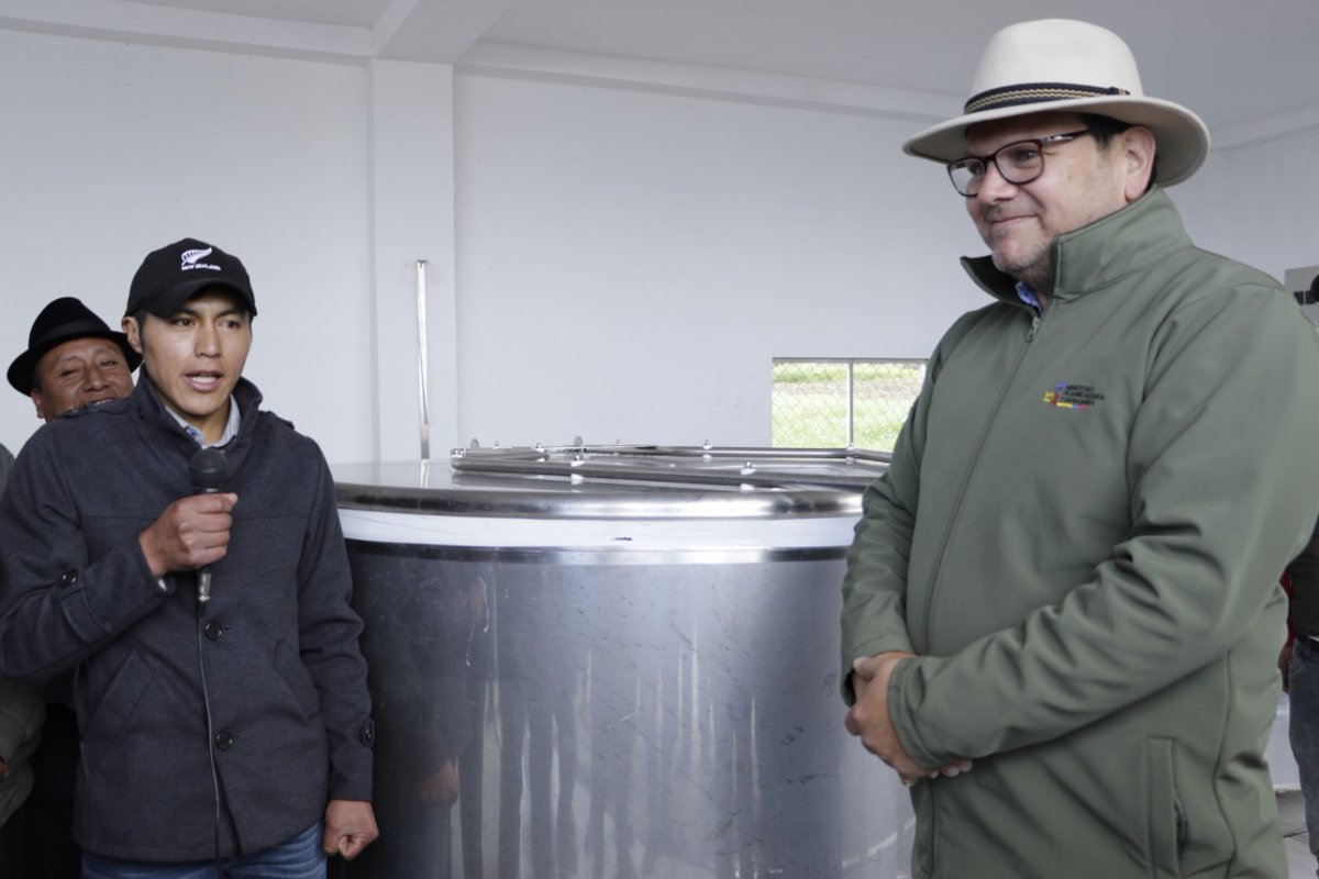AgriculturaEc's tweet photo. “Los pequeños productores son nuestra prioridad. Lo ratificamos hoy, en esta parroquia de Toacaso, donde asistimos para entregarles insumos que les permitan desarrollar la ruralidad” manifestó el ministro @bmanzanod. https://t.co/YD9vhOnFBb