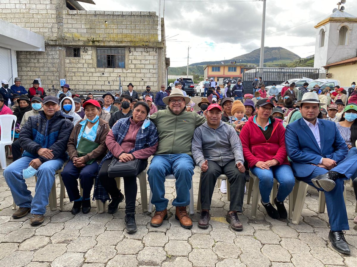 AgriculturaEc's tweet photo. “Los pequeños productores son nuestra prioridad. Lo ratificamos hoy, en esta parroquia de Toacaso, donde asistimos para entregarles insumos que les permitan desarrollar la ruralidad” manifestó el ministro @bmanzanod. https://t.co/YD9vhOnFBb