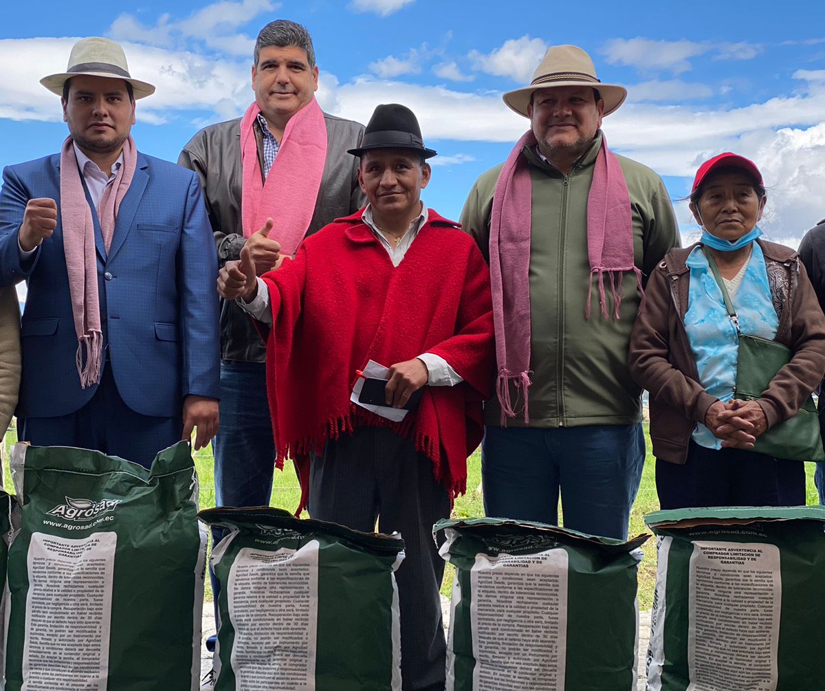 AgriculturaEc's tweet photo. Durante la visita, el ministro entregó: 
🔸Títulos de propiedad de tierras 
🔸Tanque de enfriamiento 
🔸Pajuelas para mejoramiento genético
🔸Insumos del Proyecto Semillas https://t.co/dQj6Rdnz8R
