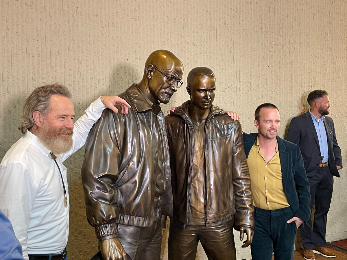 soyemajuarez's tweet photo. Esto es genial: Walter White y Jesse Pinkman tiene su estatua en Albuquerque. Bryan Cranston, Aaron Paul, Rhea Seehorn, Patrick Fabian, Michael Mando y Dean Norris asistieron a la inauguración. #BreakingBad https://t.co/WbU2ri0E7v