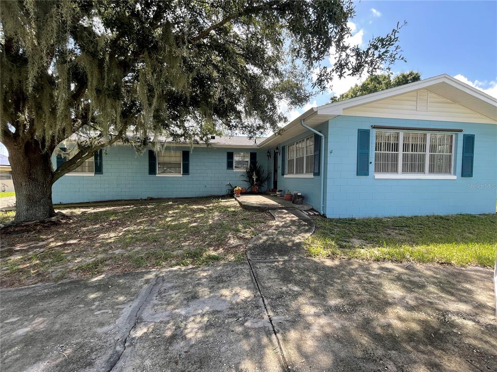 RayColonFLHomes's tweet image. Ready to upgrade? Impeccable 4 BD/ 4 BA in Winter Haven has it all. Call/text/DM me!  cpix.me/l/149465238