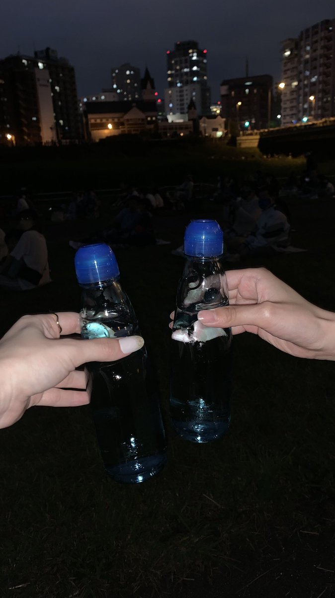 hinanodeeeeesu's tweet photo. お気に入りの浴衣着て
ラムネ片手に大好きな焼き鳥食べながら
親友と花火見た金曜日の夜
超はっぴ〜〜〜❕❤️‍🔥 https://t.co/Mux6lmVtjS