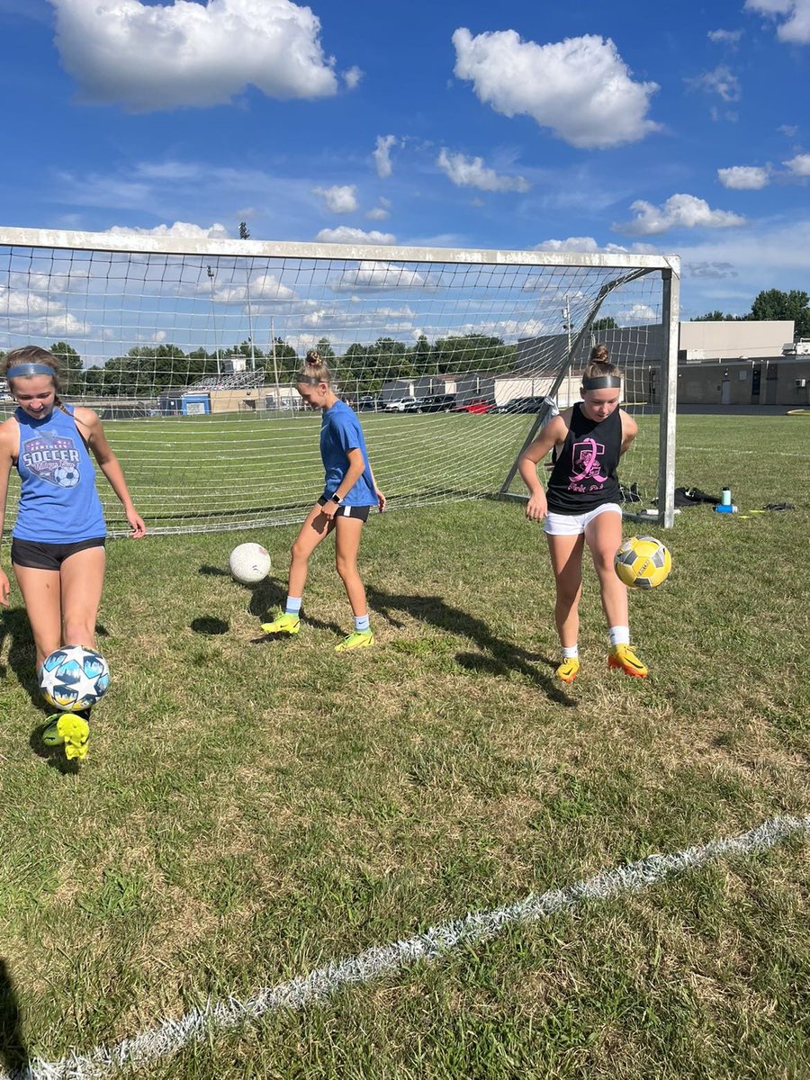 avery_mullins08's tweet photo. Getting extra touches in #classof2026 #rollcougs #soccer https://t.co/4BVlwUzN1T
