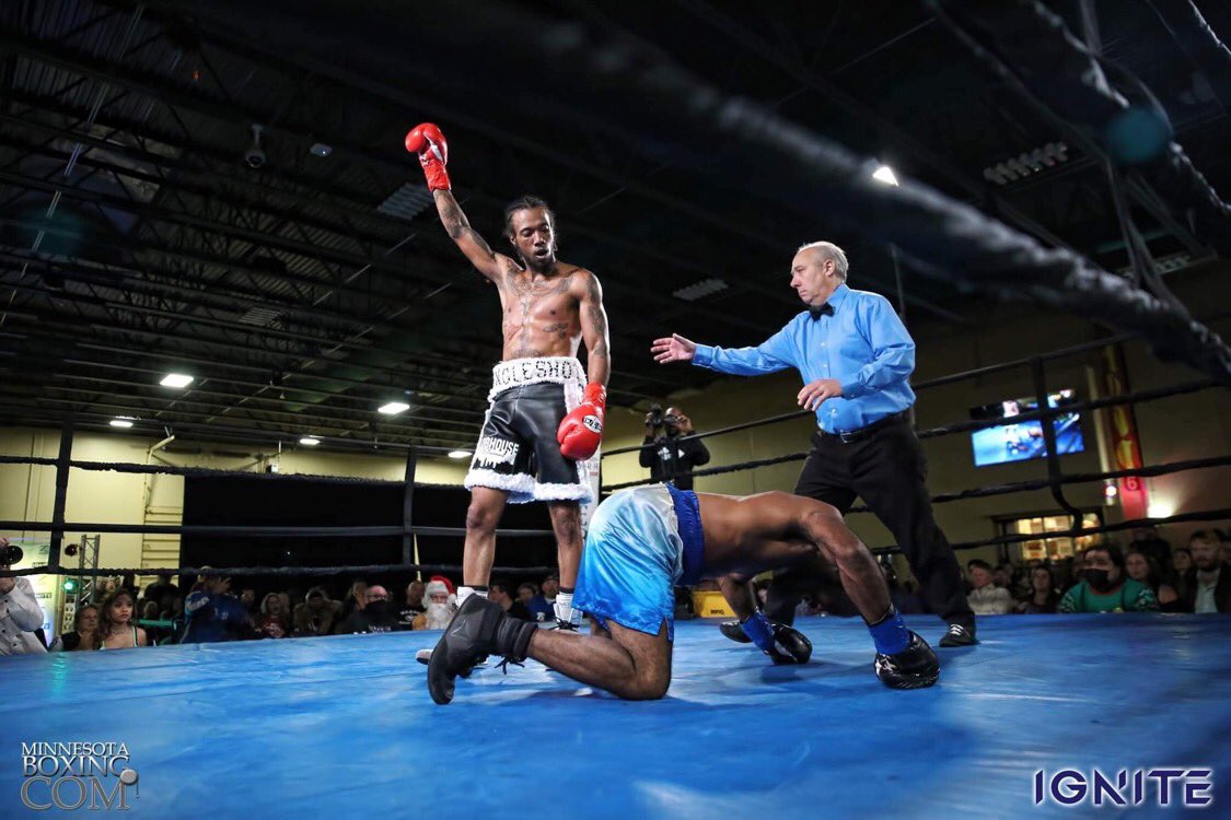 Ehinderaker's tweet photo. Electric fights, world champion @GoldenCalebT on commentary, 2500 fans…SICK. https://t.co/gM2Sm6nR8P