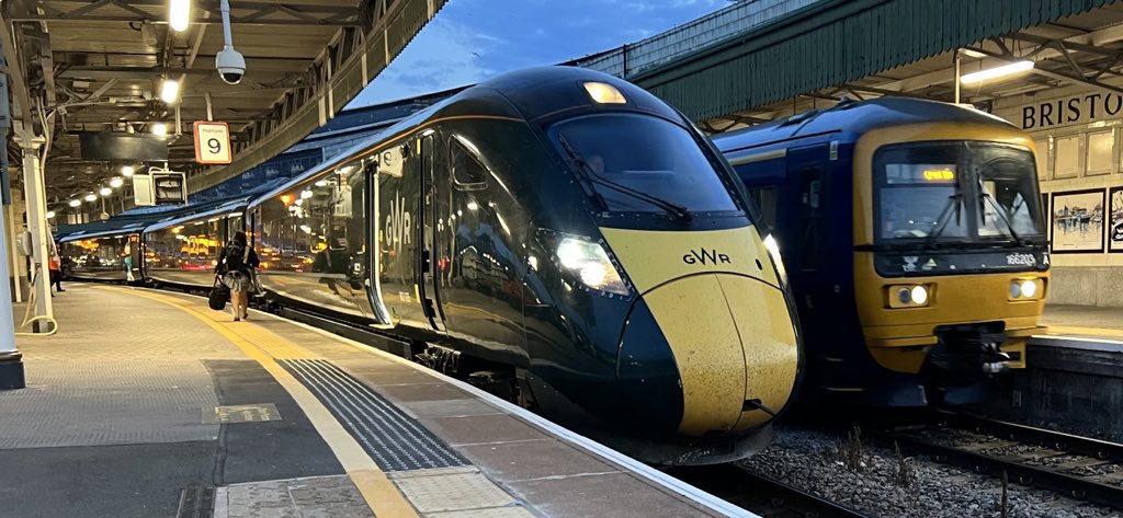 PlatformEdge1's tweet image. 802005 standing at platform 9 with 166203 departing for Severn Beach #Class166 #Class802