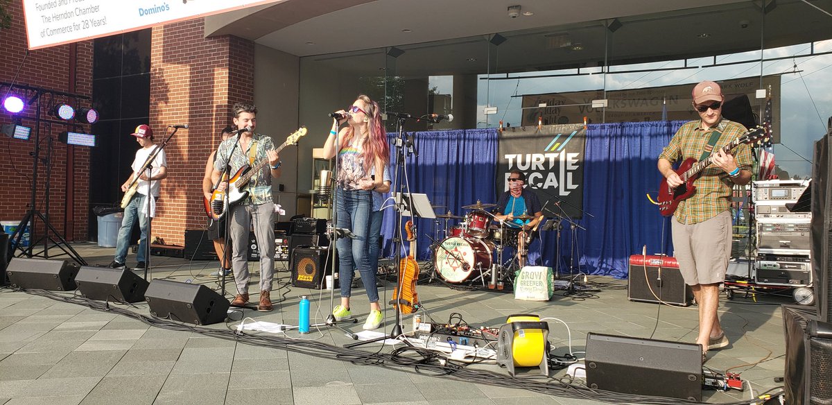 HerndonRocks's tweet image. Weather cleared up and @TurtleRecall is here all night
#FNL2022 
#HerndonRocks