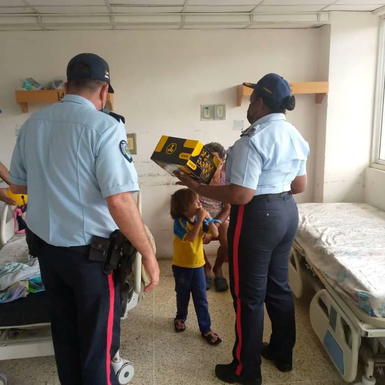 PoliciaMiranda1's tweet image. Seguimos llevando felicidad a nuestros niños por ello la subdirectora del #IAPEM C/J María Pérez y la directiva del #CCP2 visitaron el Hospital General de #VallesDelTuy donde compartieron con los pequeños que permanecen en las distintas salas del nosocomio brindándoles alegría.