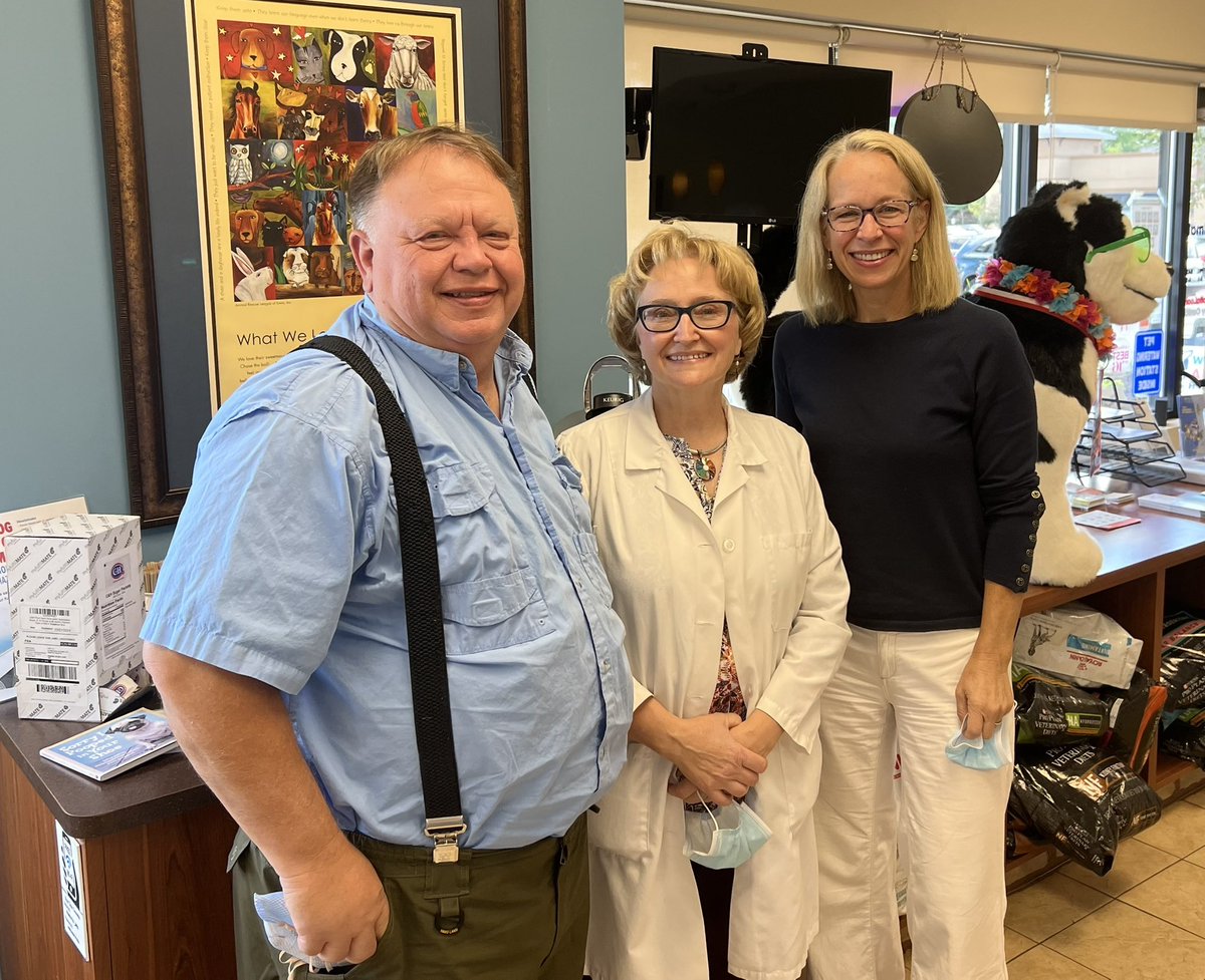 Wonderful to meet with Dr. Craig Piepkorn & Dr. Jackie Piepkorn at @WestonkaAnimalH ! They provide an incredible service to pets & their owners in Mound & surrounding communities since the early 1990s. Thank you for your service and commitment to our area!
#ThankYouVeterinarians