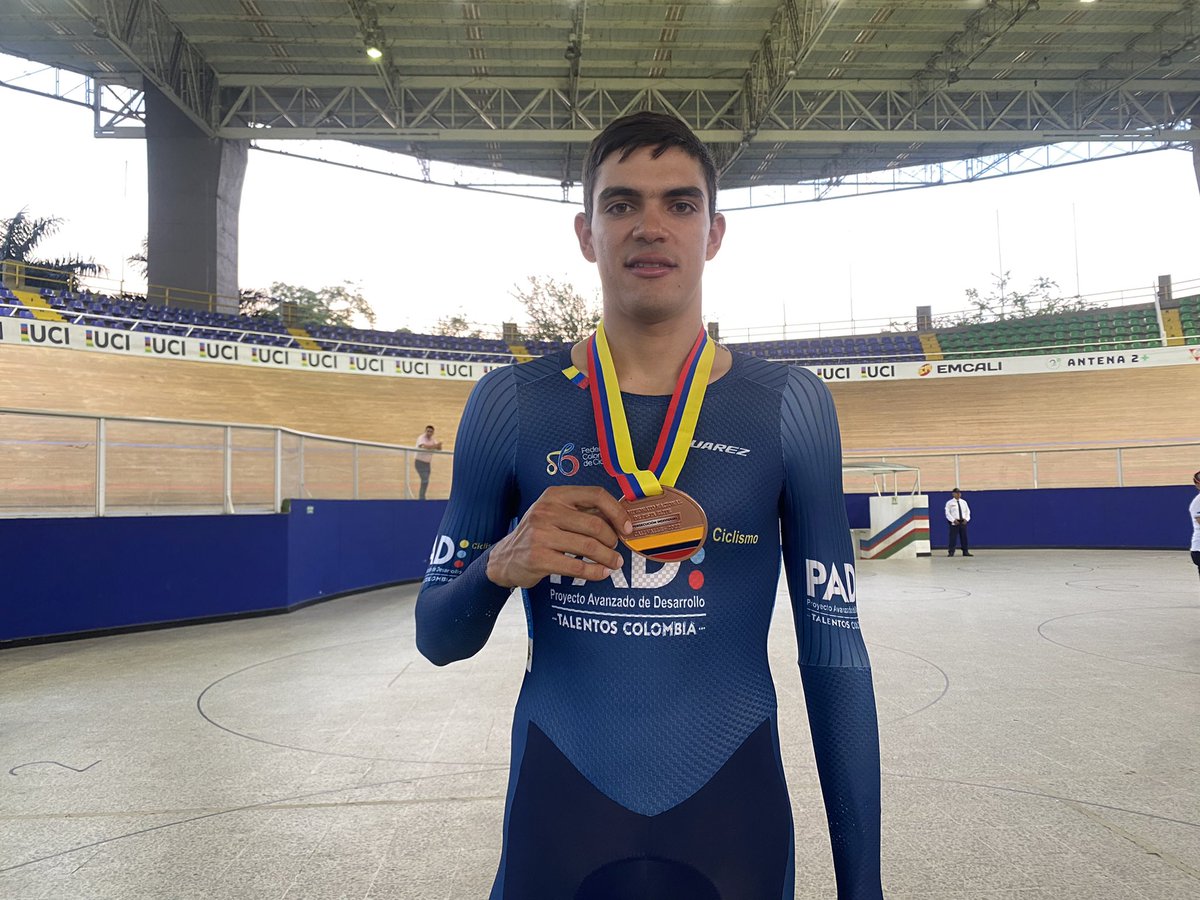 ¡Qué alegría!

<a href="/juanm_barboza/">Juan Manuel Barboza</a> integrante del #PADPista <a href="/MinDeporteCol/">Ministerio del Deporte</a> <a href="/fedeciclismocol/">Federación Colombiana de Ciclismo</a> se ha colgado la medalla de 🥉 en la persecución individual 👏👏🔥

#OrgulloPAD