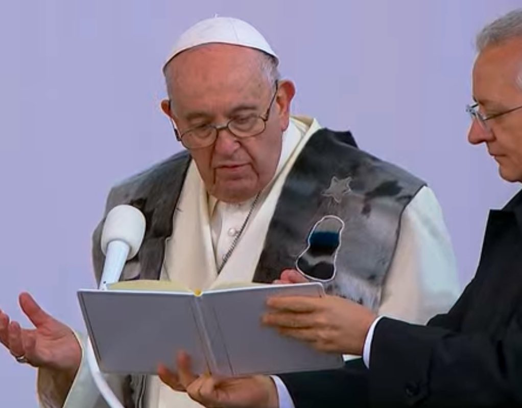 Wearing a stole made of seal skin, Pope Francis imparts his Apostolic Blessing upon the Community of #Iqaluit. #PopeInCanada 🇨🇦
