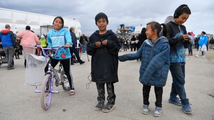 vaticannews_fr's tweet photo. 🇨🇦 Canada | C’est aux jeunes #Inuits que @Pontifex_fr  a adressé son dernier discours au Canada, depuis Iqaluit -«lieu de nombreux poissons» en langue inuktitut- dans le territoire du Nunavut.
@visite_papale 

https://t.co/2VHgVll0SQ https://t.co/qxYVIGsuSn