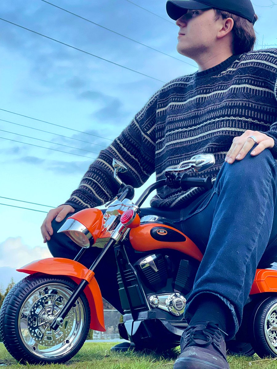 TheyCallMeTowel's tweet photo. Where my fellow Harley bois at? #harleydavidson #thrift #TREASURE #DRIPPIN #meme #FridayVibes #twitch #bikelife https://t.co/yTdrkkLtCB
