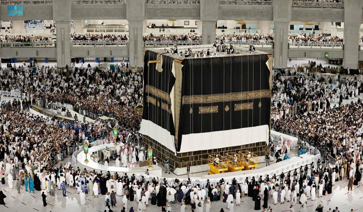 ScreenMix's tweet photo. مراسم تغيير كسوة الكعبة المشرفة مع بداية العالم الهجري الجديد 🕋❤️ https://t.co/cvYlG2YeH8