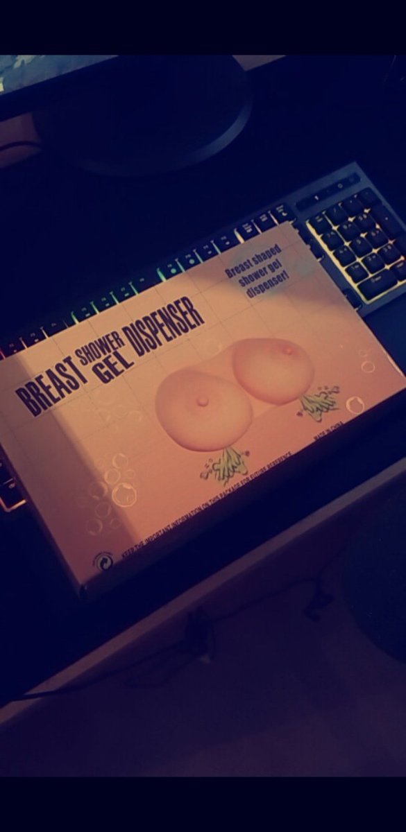 RomainRX7's tweet photo. Je vous raconte pas la tête de ma mère quand elle a vu ces deux énormes nibards dans la douche de son cher et tendre fils.. https://t.co/nYjlJ6pbjc