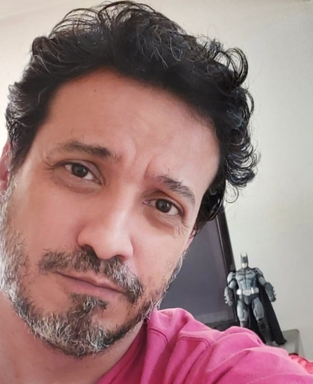 moonwittch's tweet image. HOJE É ANIVERSÁRIO DELE!! 

O dono da supersaga, o criador da personalidade da denise, o pai do fandom, o roteirista mais amado por todos nós: EMERSON BERNARDPO ABREU!!
O rei hoje faz 48 anos de puro talento!! Feliz aniversário pai, te amamos muito, saudades!! 🥳❤️